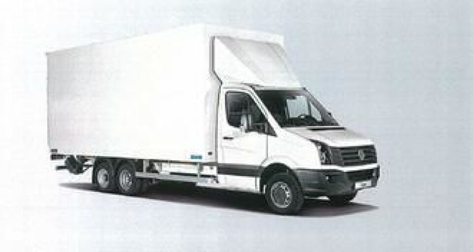 Dette er en VW Crafter med ekstra stor nyttelast. Ved påmontering av en 3. aksel kan den ha totalvekt på inntil 7490 kg med en nyttelast på nesten 4 tonn. Lasterommet har målene 5600 x 2300 x 2400 mm. Bakløfteren har en kapasitet på 1800 kg. Større og mindre skap kan leveres etter behov.