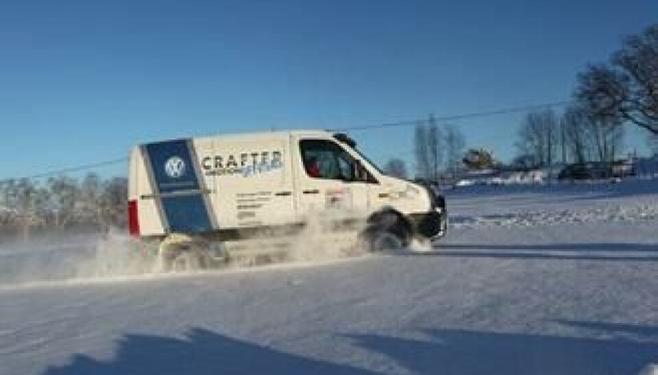 For å komme gjennom dyp snø er det ofte fart og moment i bilen som skal til. Her gjør bilen en ca 100 meter sving ut i dyp snø.