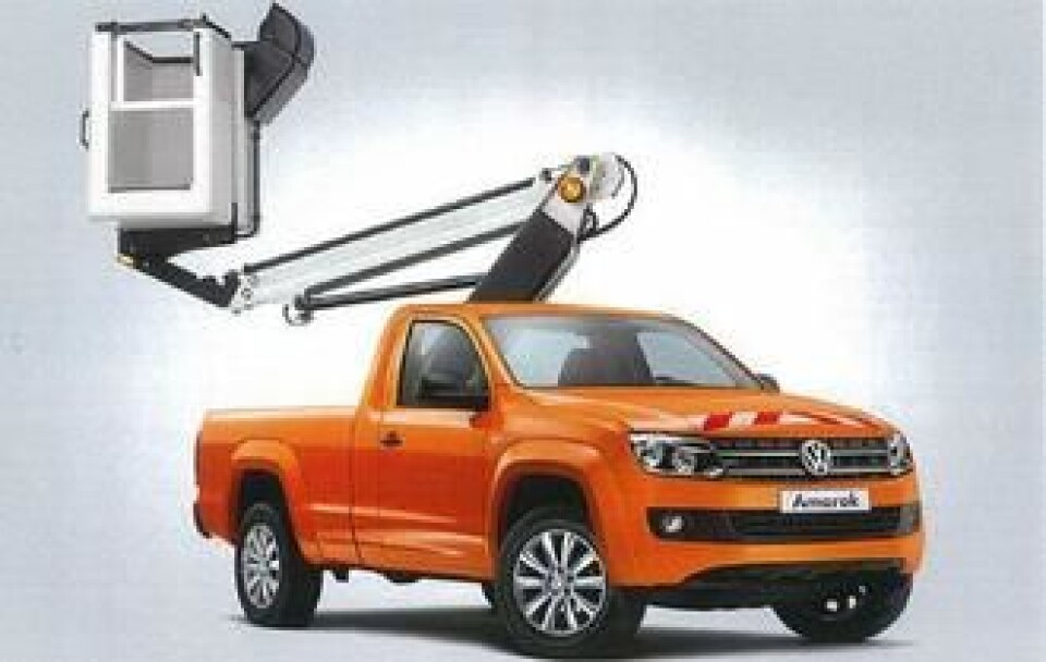 VW Amarok 4MOTION er godt kjent for sine fremragende terrengegenskaper. Med en Versalift LT23-TB kan man komme seg i høyden også utenfor veien. Liften har en største arbeidshøyde på 9,2 meter og rekkevidde til siden på 4,4 meter. Arbeidskurven tar inntil 200 kg.