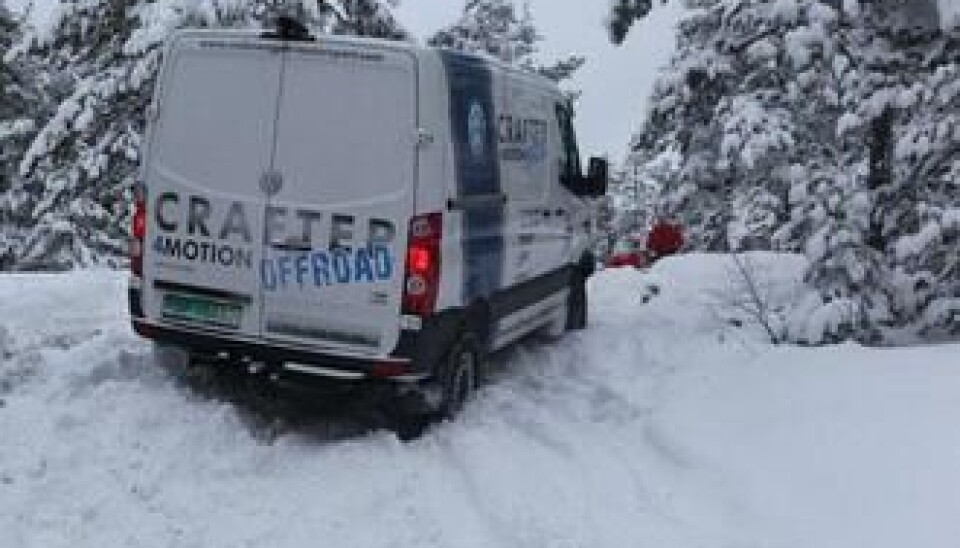 Rett før toppen av en lang bakke tok det stopp for denne Crafteren. Vinsjen ble tatt i bruk for å hindre at bilen skulle ende i krattskogen.