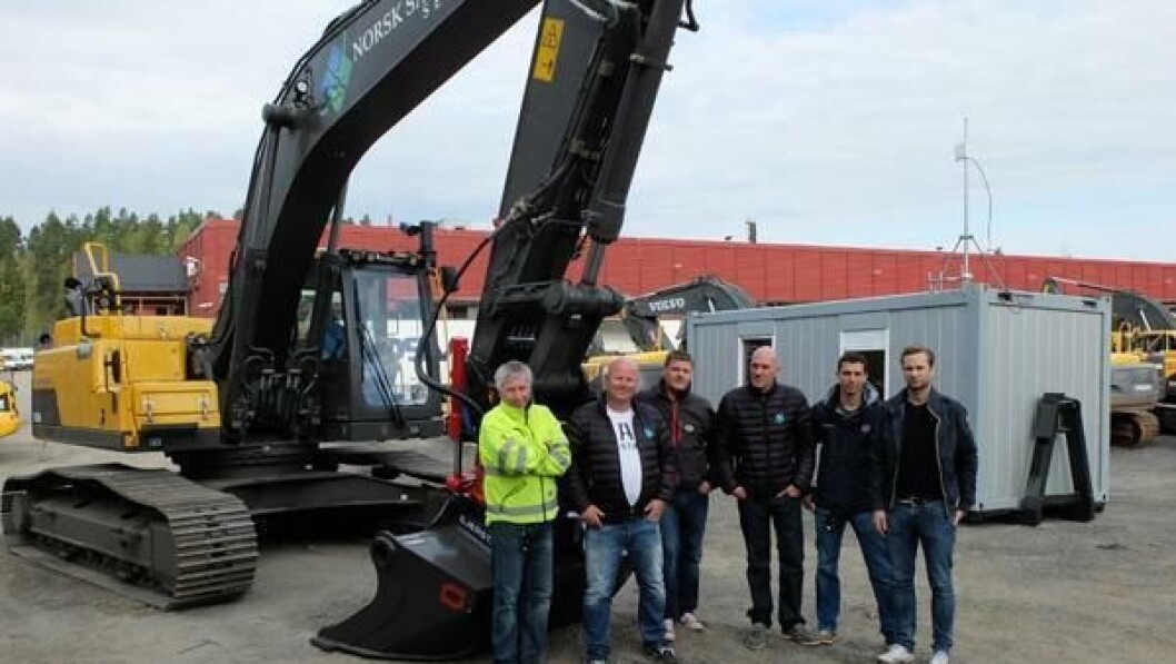 Den spesialutstyrte Volvo-graveren og styrecontaineren mønstres her av Knut Grepperud (t.v.), Volvo Maskin, Torbjørn Haugo, Norsk Sanerings Service, Kim Th. Nymo, Volvo Maskin, Alf Erlend Skeie, Norsk Sanerings Service, Stian Brække, Volvo Maskin og Daniel Johansson, CEDE Group. Den spesialutstyrte Volvo-graveren og styrecontaineren mønstres her av Knut Grepperud (t.v.), Volvo Maskin, Torbjørn Haugo, Norsk Sanerings Service, Kim Th. Nymo, Volvo Maskin, Alf Erlend Skeie, Norsk Sanerings Service, Stian Brække, Volvo Maskin og Daniel Johansson, CEDE Group.
