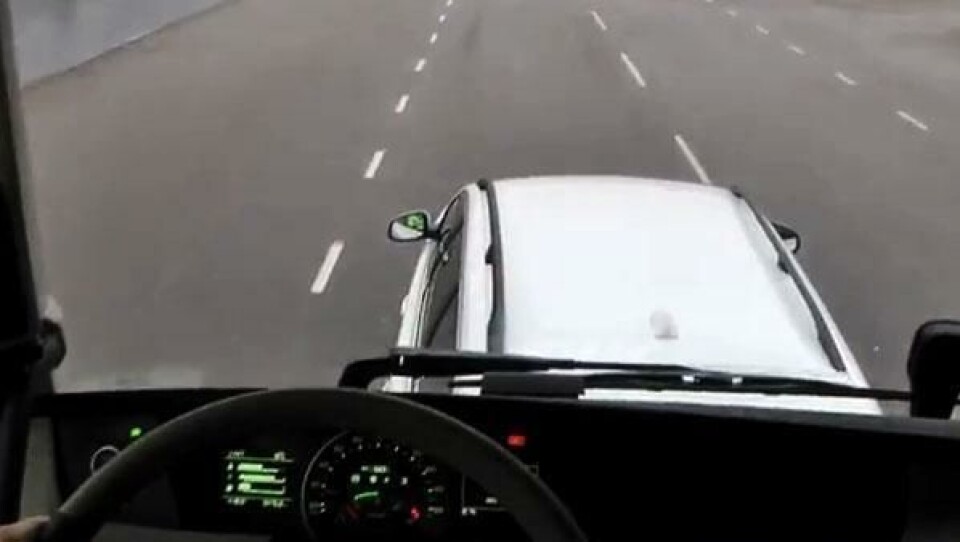 Ikke mange centimeter unna en kollisjon i denne situasjonen. Nødbremsene får stoppet FH-en