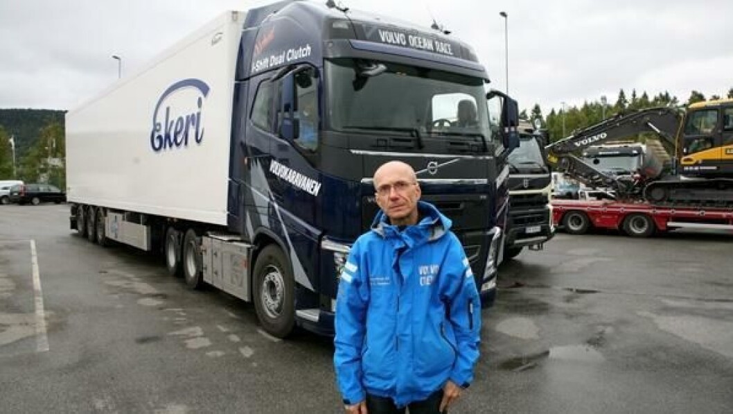 Per A. Danielsen, produktsjef/lastebiler, Volvo Norge AS, foran FH 540-modellen med den nye girløsningen. Per A. Danielsen, produktsjef/lastebiler, Volvo Norge AS, foran FH 540-modellen med den nye girløsningen.