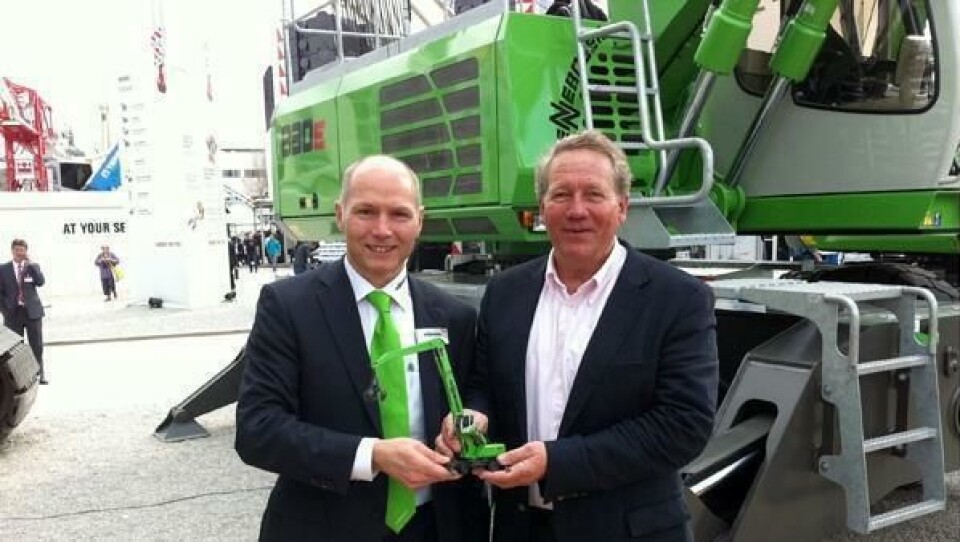 Adm. dir jon Vislie i Volvo Maskin AS til høyre og adm. dir Erich Sennebogen i Sennebogen GmbH i Tyskland.