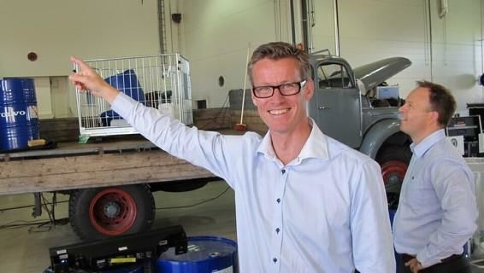 - Her skal det være innvielsesfest om noen timer, og veteranbiler i bakgrunnen inngår i underholdningsteamets opplegg sier adm. direktør Grant Larsen. I bakgrunnen markedsdirektør Erik Edler-Larsen.