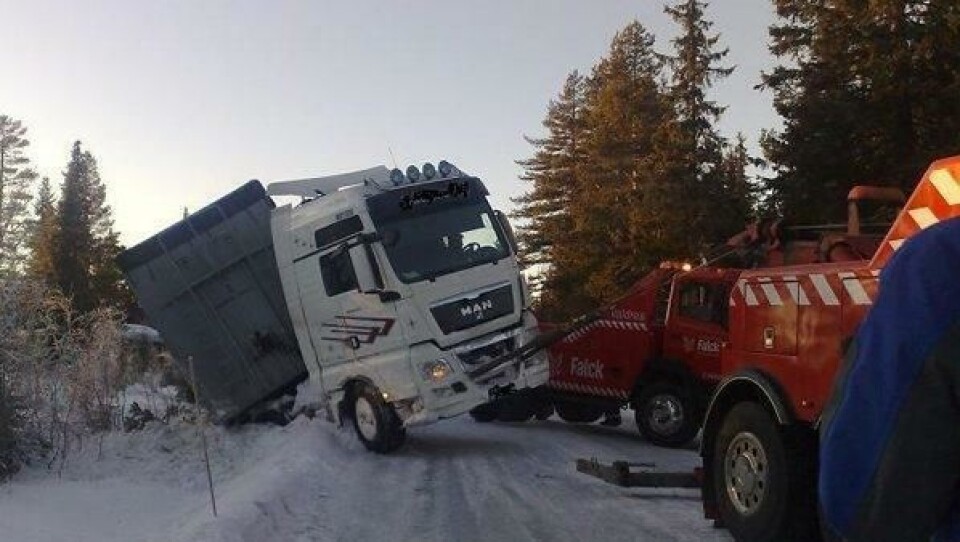 Falck trekker et vogntog opp av grøfta. Men det er ikke alltid de får betalt.