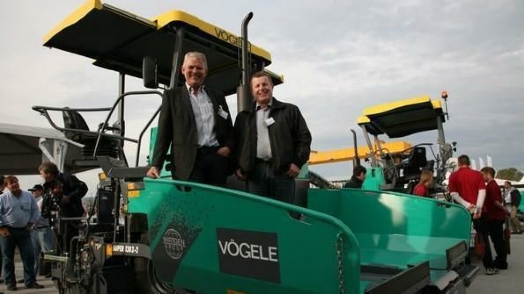 Adm. direktør Rune Gulli (t.v.) og salgsleder Eddy Heggard Engebretsen, Wirtgen Norway AS, med asfaltutleggeren Super 1303-2 som er en firmaets bestselgere. Adm. direktør Rune Gulli (t.v.) og salgsleder Eddy Heggard Engebretsen, Wirtgen Norway AS, med asfaltutleggeren Super 1303-2 som er en firmaets bestselgere.