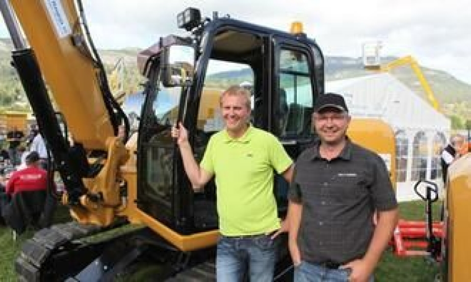 Brødrene og Pål Arne (t.v.) og Magne Haugsjå i bedriften Knut Haugsjå AS fikk se nyervervelsen første gang på Dyrsku'n fredag 13. september. Mandagen etter skal maskinen i arbeid.