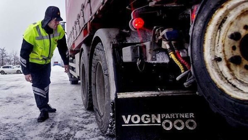 Pål Hansen fra Statens Vegvesen sjekker dekkmønsteret under en kontroll i Lier.