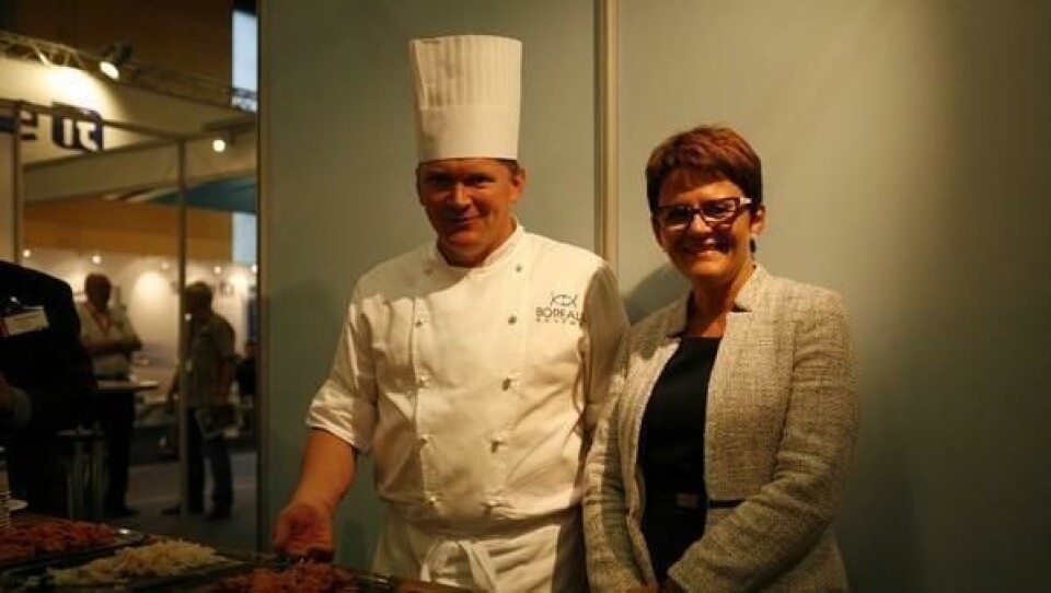 Kokk og innehaver av Borealis Gourmet, Kolbjørn Moe, står for nyskaping innen fiskemat. Fiskeristatsråden stakk innom kokken på fiskerimessen ifjor høst.