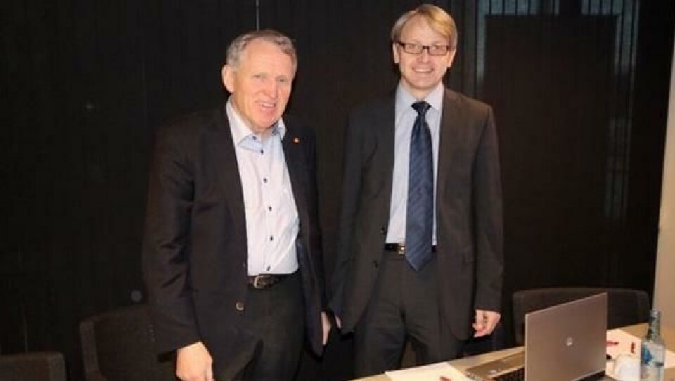 Regionvegsjef Torbjørn Naimak og hans finske kollega Jaako Ylinampa i etaten for utvikling, transport og miljø i Lappland er enige om samarbeidstiltak for å styrke grenseveiene mellom Nord-Norge og Finland.