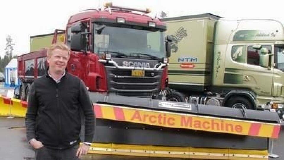 Salgssjef Toni Jääskeläinen i Arctic Machine foran en demobil med frontplog, underliggende skjær og sideplog.