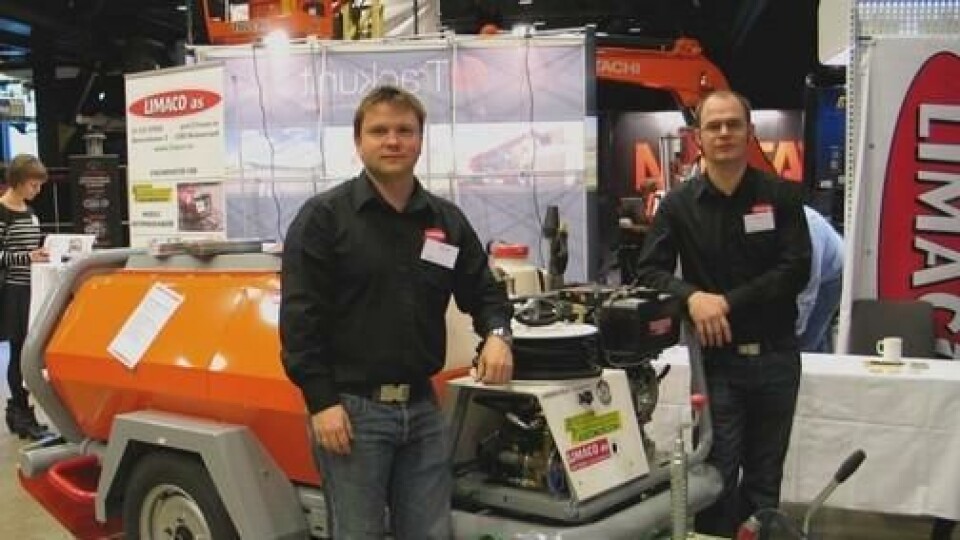 Adm. direktør Inge Dalseth (t.v.) og utleiesjef Christian Østmann i Limaco ved en mobil høytrykksvasker produsert av Brendon Powerwashers.