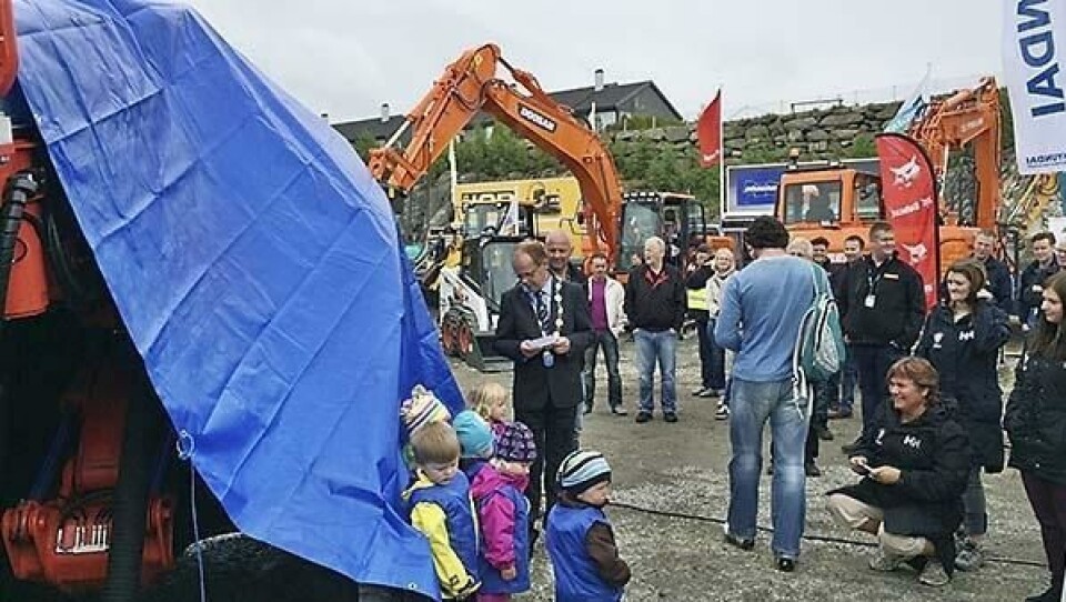 Forventningsfulle barn fra Hakkebakkeskogen Barnehage venter på avdukningen, og varaordfører Svein Olsen i Haugesund Kommune gjør seg klar for åpenbaringen.