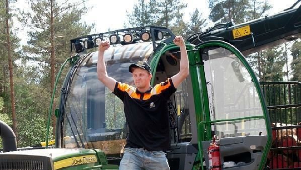 En jublende glad Tobias Sletten rett etter seiren i VM.