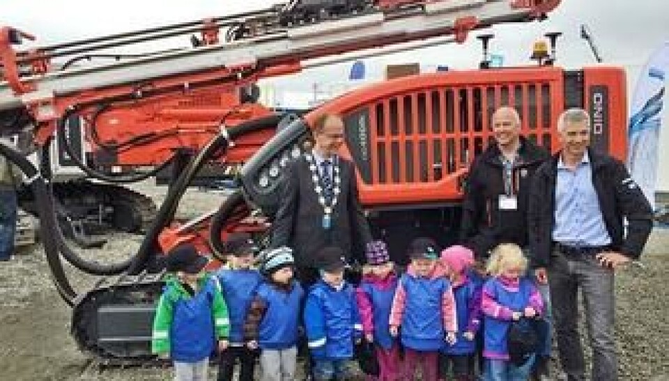Avduket Dino-rigg er synliggjort for «all verden» på anleggsmessen med barnehagebarna i front. Det var stor glede hos Sandvik-selger Knut Nybø (t. h.), messegeneral og regionsjef Paul Olaf Baraas i MEF og varaordfører Svein Olsen over å få en verdenslansering ved messeåpningen.