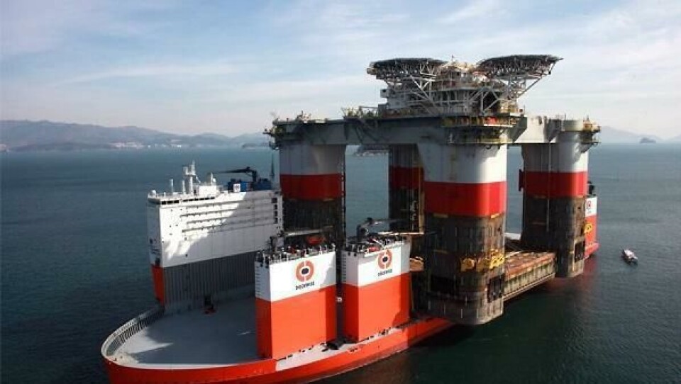 Tungløftfartøyet Dockwise Vanguard laster ved å senke lastedekket under havoverflaten. Dekket kan senkes slik at det er 16 meter under havoverflaten. Lasten kan deretter taues i posisjon over dekket, før løftefartøyet heves igjen.