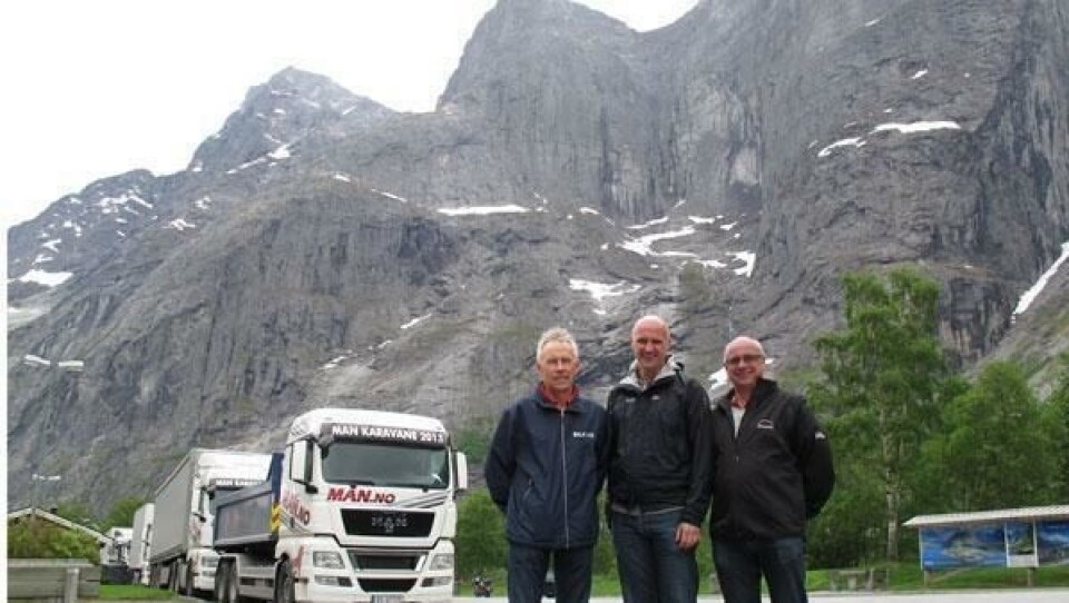 Stopp ved Trollveggen i Romsdalen og fotografering av MANs representanter på turen, (f.v.) produktsjef Arne Tvenge, markeds- og kommunikasjonsdirektør Pål Bergstad og markedssjef hos MAN i Sverige, Peter Winbo.