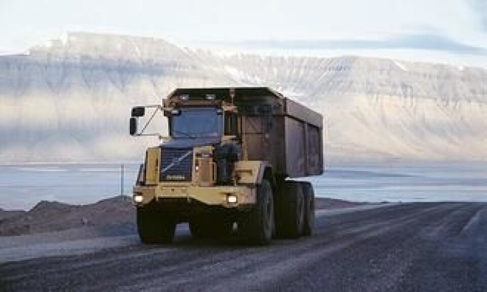 70-tonns rammestyrte dumpere er et nytt produkt fra Volvo som er utprøvd og utviklet i fellesskap i Svea. De frakter ferdig kull 7 km fra gruvegangen til depot i havna. Det er 3 70-tonnere, og i tillegg en rekke 40-tonnere. Nå testes også en Mercedes med 60 m3 kasse.