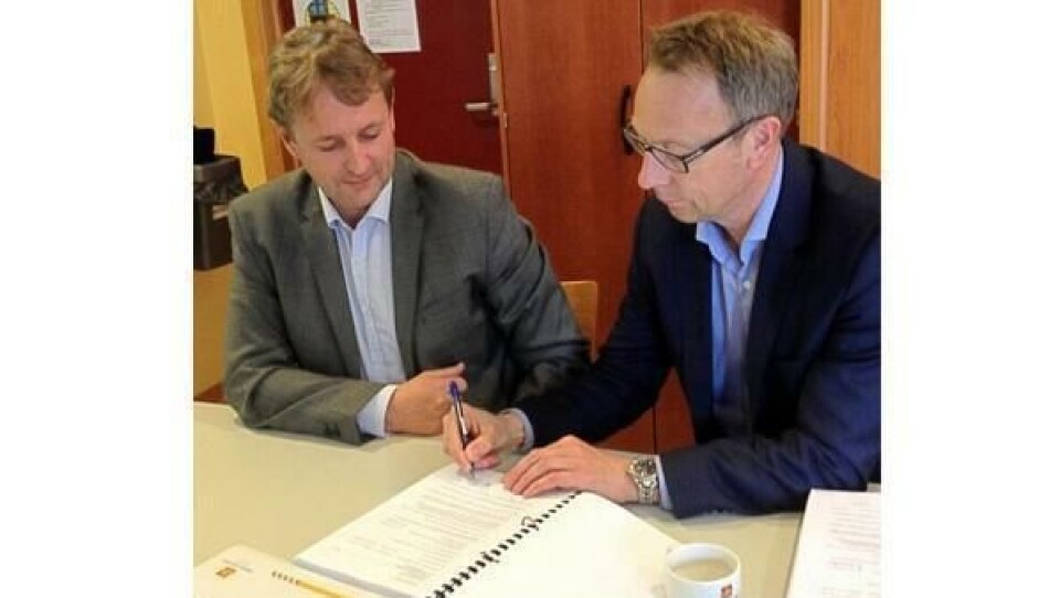 Regionveisjef Helge Eidsnes (t.v.) signerer kontrakt med Vassbakk og Stol, representert ved adm. direktør Inge Jahn Thorsen, for bygging av ny vei utenom Skjold.