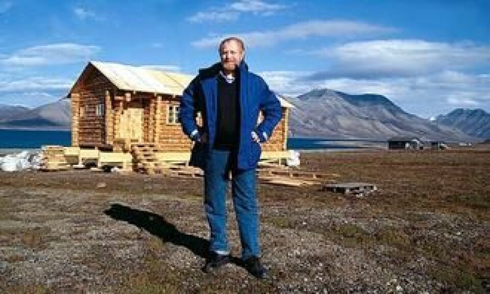 Pensjonisten' Robert Hermansen (om 5 år) har sikret seg et skikkelig krypinn i russisk laftetømmer hentet fra Barentsburg. Hytta er reist like ved flyplassen i Longyearbyen.