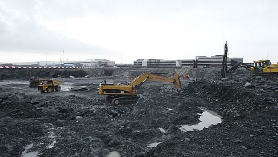 HER SKAL DET BYGGES: Her i gropa skal det nye terminalbygget på Bergen Lufthavn Flesland bygges. Åpning skal skje i 2017. Om tvisten mellom Veidekke og Avinor får noe å si i forhold til åpning av den nye flyplassen vil tiden vise.