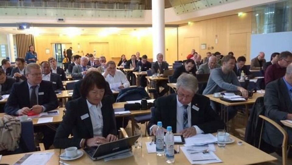Terje Moe Gustavsen og Jane Bordal i Statens vegvesen forbereder sine innlegg på møtet med entreprenører i München.