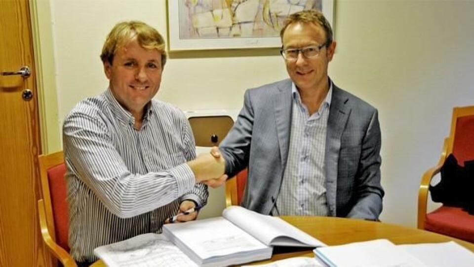 Regionvegsjef Helge Eidsnes i Statens vegvesen Vest og adm. direktør Inge Jan Thorsen i Vassbakk & Stol AS ved signeringen av veiprosjektet fv. 544 Stokkabekken-Siggjarvåg.