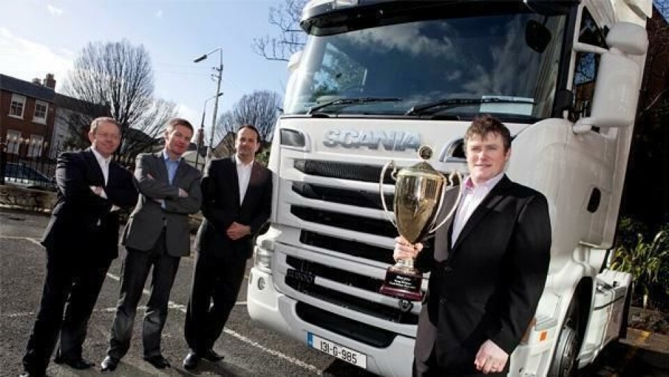 Gabriel Warde med vinnerpokalen foran sin nye Scania V8 R500 Highline. Han er flankert av premieutdelerne. Fra venstre: Ciaran Cannon, Joe Crann (MD Westward Scania) og Leo Varadkar (irsk minister for transport, turisme og idrett).