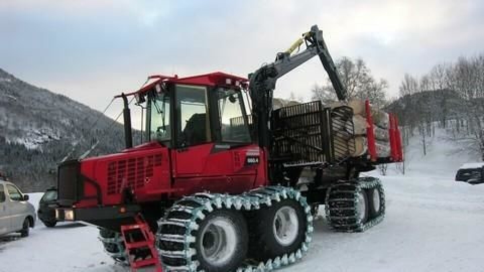 Den første Komatsu-maskinen, lassbæreren 860.4, er levert til Gauldal Skog AS på Støren.