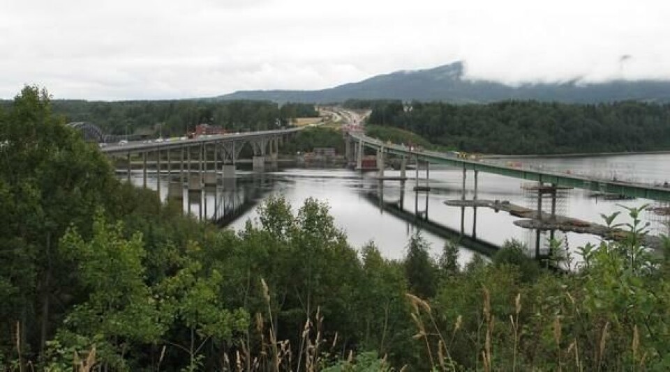 Fra det særegne brumiljøet på Minnesund. Lengst til venstre skimtes jernbanebrua fra 1879, deretter veibrua fra 1959 og lengst til høyre OL-brua fra 1994. Det er denne som nå blir utvidet fra to til fire felt.