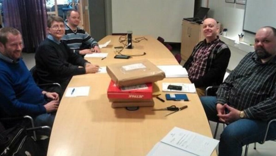 Fra venstre: Robert B. Hansen og Børge Sylte fra One Nordic Kraftmontasje AS og Torben Møller fra KT electrotech A/S. På høyre side sitter spente byggeledere, Terje Adolfsen og Jon-Trygve Løvik i Statens vegvesen.