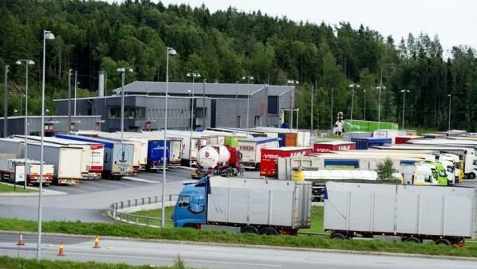 Ved Svinesund står de utenlandske vogntogene på rekke og rad.