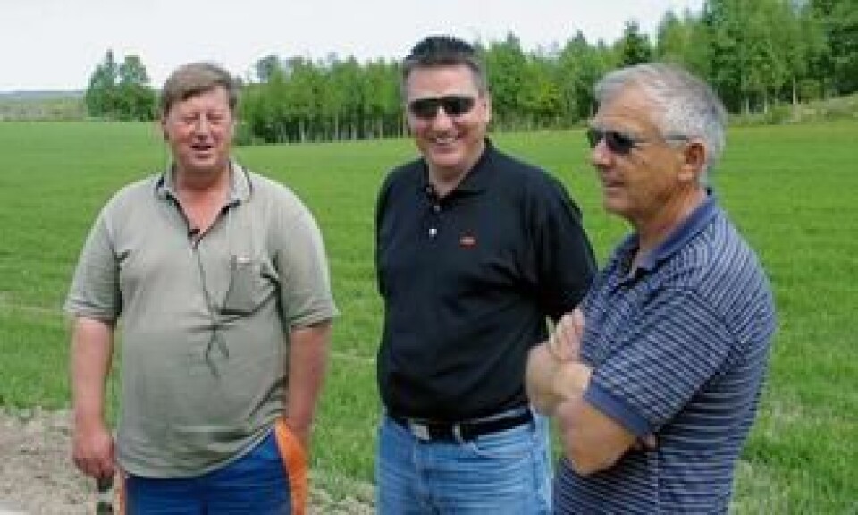 Lastebilsjåfør Kåre Langbråten (t.h.) har utført mange års transport av grøftemasser, og han er ikke i tvil: - Denne maskinen graver tre ganger så langt om dagen som en vanlig graver. Daglig leder i JLG Industries Norge AS, Frank Bjørkheim og maskinentreprenør Sverre Greaker, lytter til den erfarne sjåføren.
