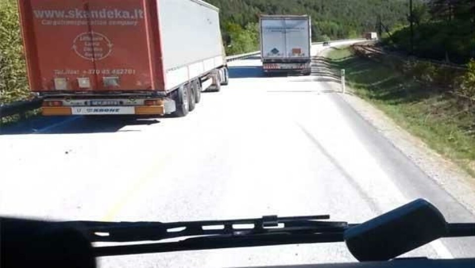 Eksempel på farlig forbikjøring av det litauiske transportselskapet Skandeka. Tre Skandeka-sjåfører mistet jobben etter at AT.no skrev om denne episoden.