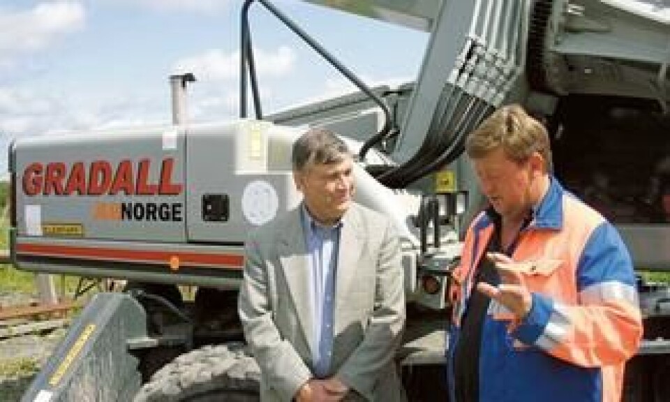 Maskinentreprenør Sverre Greaker (t.h.)i samtale med Roger E. Mason som har vært ansatt hos Gradall siden 1972 og har markedsansvaret for Europa og Midtøsten. I slutten av mai besøkte han maskinentreprenør Greaker i Hobøl.