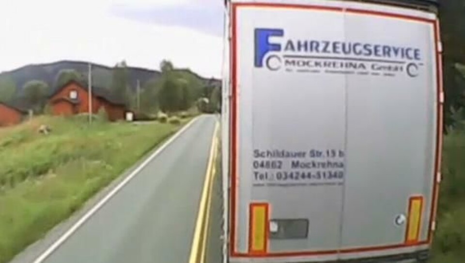 Dette bildet er hentet fra videoen som en latvisk sjåfør selv tok opp mens han foretok noen hårreisende forbikjøringer.