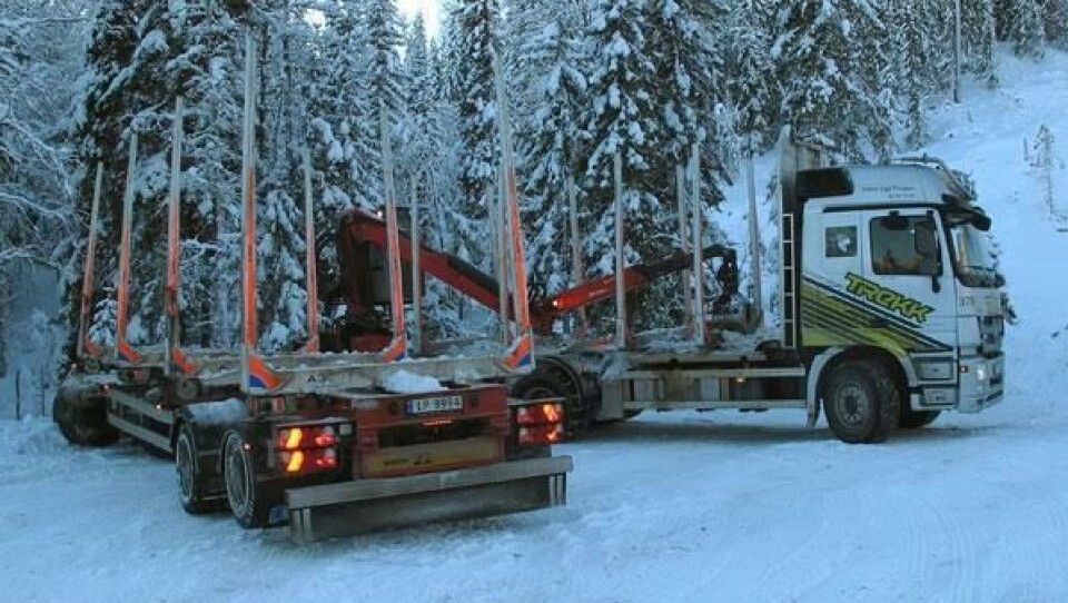 Lange tømmervogntog er utrolig manøvreringsdyktige, også på små snuplasser i skogen.