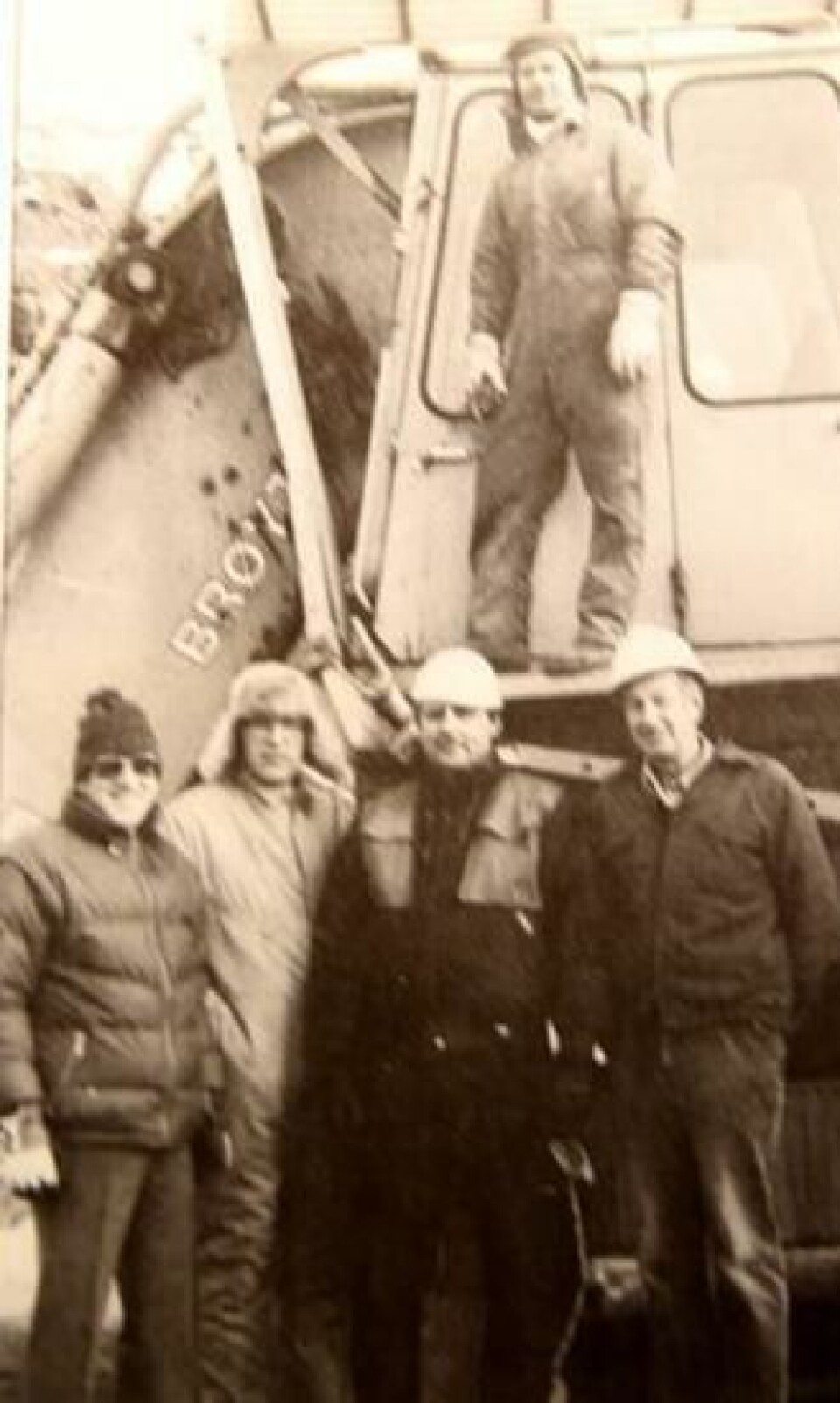 «Inspeksjonsmannskap» på besøk hos Fjordstein for å se på Brøyt X42 i arbeid. Foran fra venstre: Knut Henni, Volvo BM, Arnulf Søyland og Jan Olov Nilsson, Brøyt A/S, overstiger Arne Andersen og maskinfører Jonas Barstad.