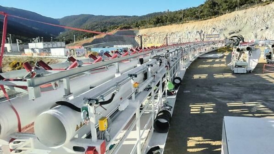 'Fabrikken' bak selve kutterhodet sørger for at masse blir transportert ut av tunnelen og betongsegmenter blir transportert inn og montert.