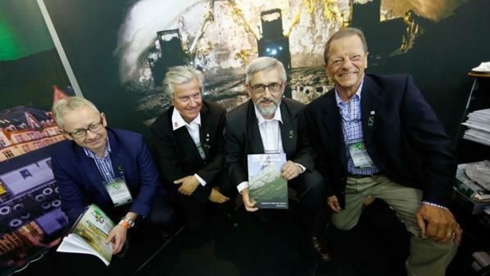HEFTIG SAK: Drøyt 300 eksemplarer av årets Norwegian Tunneling Technology-hefte på 218 sider er revet bort. Nå finnes kun dette heftet igjen på standen. Fra venstre: Jon-Steinar Baadstø (Sweco Norway AS), Gunnar Gjæringen (Statens vegvesen), Arnulf M. Hansen (AMH Consult AS) og Jan Rohde (Sweco Norway AS).