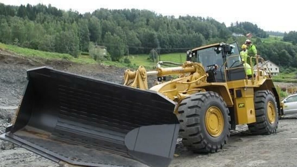 Caterpillar 988H er en velvoksen hjullaster. De to nye maskinene til AF Anlegg har Gjerstad skuffe for sidetipping. Bare skuffen på 7,1 kubikkmeter veier 11,5 tonn, og maskinvekten i denne utførelsen er ca. 64 tonn. Caterpillar 988H er en velvoksen hjullaster. De to nye maskinene til AF Anlegg har Gjerstad skuffe for sidetipping. Bare skuffen på 7,1 kubikkmeter veier 11,5 tonn, og maskinvekten i denne utførelsen er ca. 64 tonn.