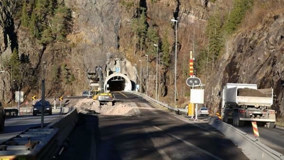 Nestunnelen ble stengt 25. mars 2011 på ubestemt tid etter at sprøytebetongen i taket begynte å falle ned i veibanen. På nyåret åpnes tunnelen igjen etter rehabilitering.