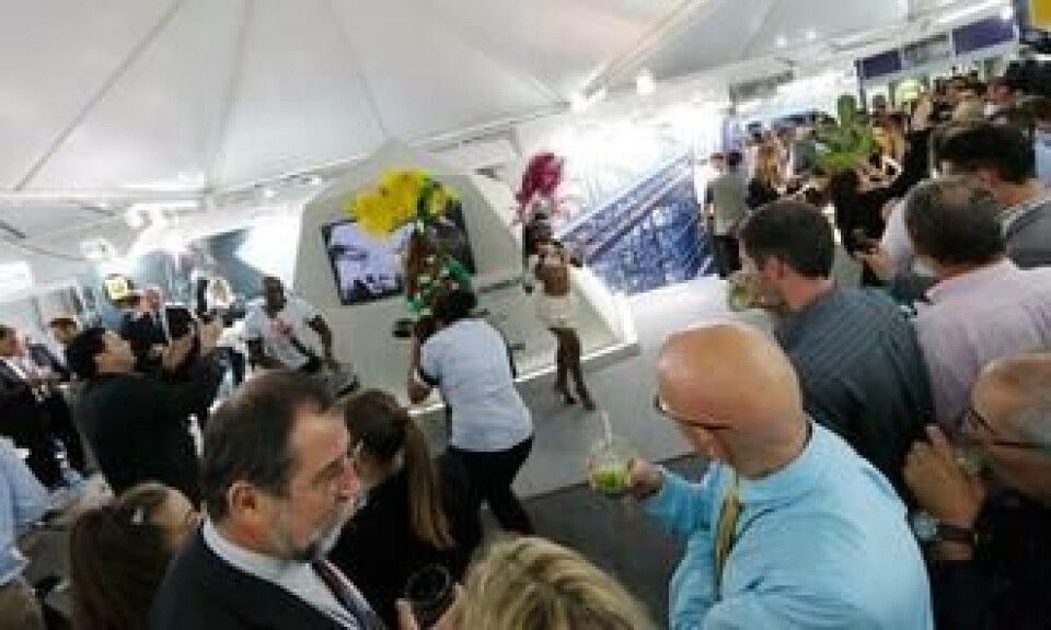 MANGE MENNESKER: Det møtte mange frem for å se på showet på slutten av konferansedagen tirsdag 13. mai. Man ble også tilbudt en lokal Caipirinha, brasiliansk drink, under danseshowet.