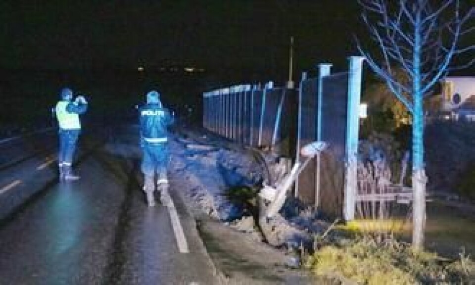 Sjåføren kom seg opp av grøfta med bilen og stakk fra stedet.