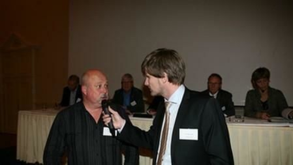 Vogntogsjåfør Per Erik Tevik (t.v.) forteller deltagerne på Vegforum Trøndelag om sin hverdag på trønderske veier.
