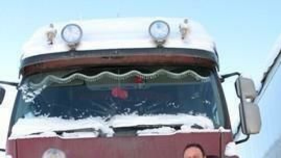 Halvor Dahl i TS Trondheim (t.v.) og Fredrik Evjen i Orkdal Transport formaliserer og fusjonerer til et arbeidsfellesskap med stor kapasitet og solid kompetanse.