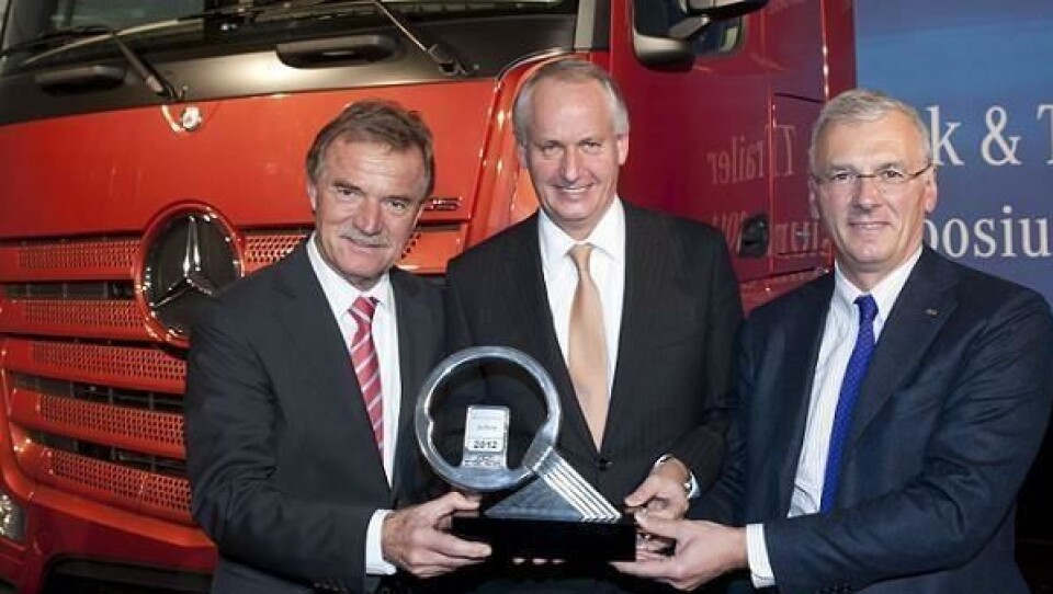 For fjerde gang er Mercedes-Benz Actros kåret til ”Truck of the Year”, og seierstroféet ble overrakt av juryformann Gianenrico Griffini, Italia, (t.h) til lastebilsjef Hubertus Troska (midten) og teknisk sjef Georg Weiberg.