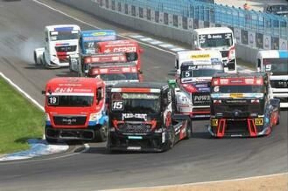 Tett kjøring, svidde dekk og hyppige sammenstøt gjør Truck Race spektakulært og publikumsvennlig.