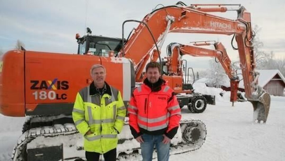 John Johnsen (t.v.) har fått besøk av Øyvind Ottinsen, fra Hitachi-importøren Nasta AS.